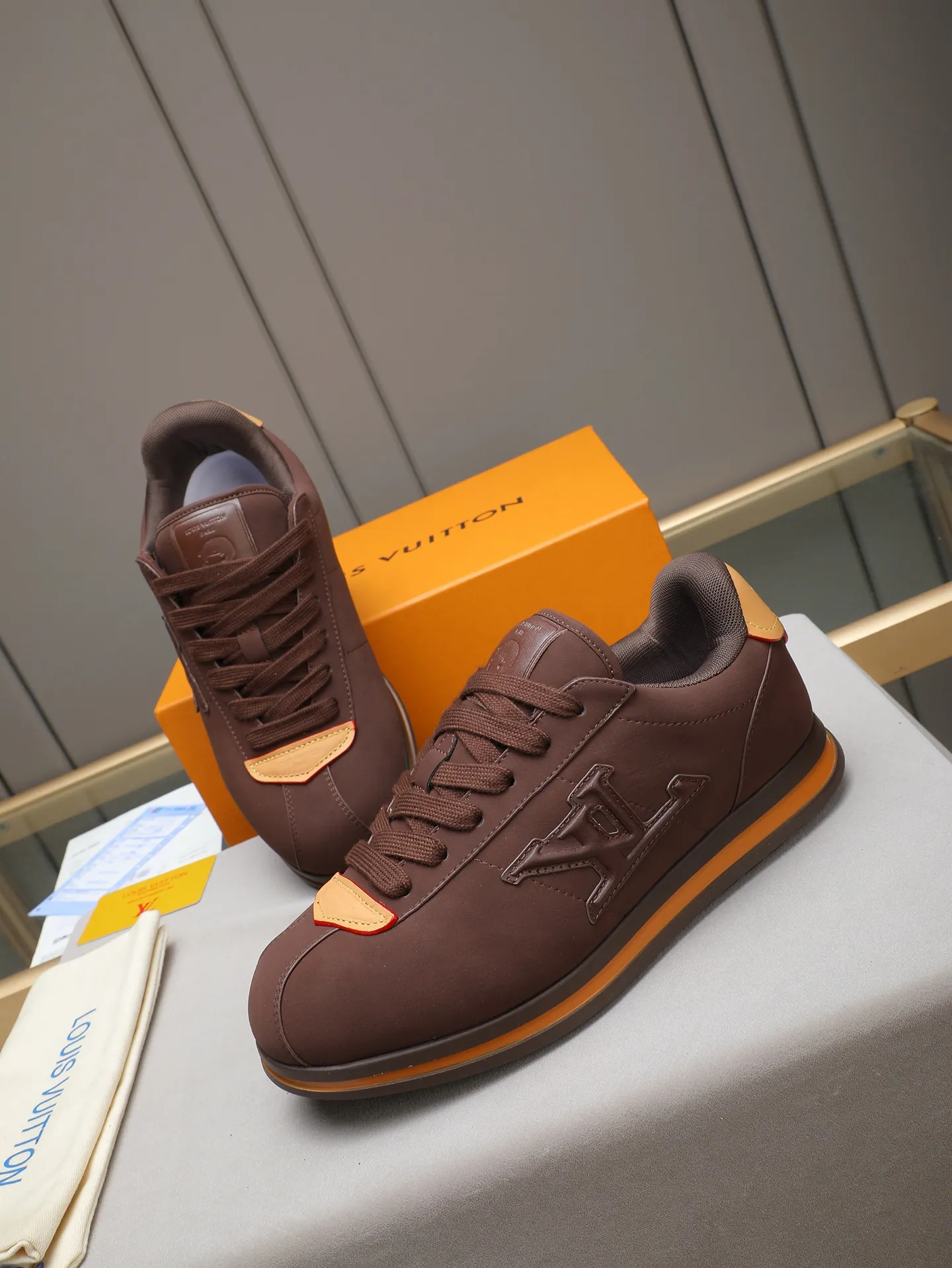 PP560 LV Louis Vuitton L Jialu Brand Runner Tatic Series Thick-soled Casual Sports Shoes Running Shoes Original purchase, development and production This LV Runner Tatic sports shoe combines technical materials such as mesh fabric and ribbons to interpret the inspiration of traditional mountaineering shoes. LV letters are written on one side, the lariat buckle of the quick lacing system is embellished with Monogram flowers and Louis Vuitton logos, and the light and wear-resistant rubber outsole completes the whole. ▪️Fabric: Original imported cowhide + mesh ▪️Inner lining: Original customized breathable mesh ▪️Sole: Original open-molded anti-slip rubber combination material ▪️Size: Men's 38-44 (customized for 45 and 46)